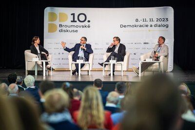 10-broumovske-diskuse-2-panel-foto-martin-maslo-35.jpg