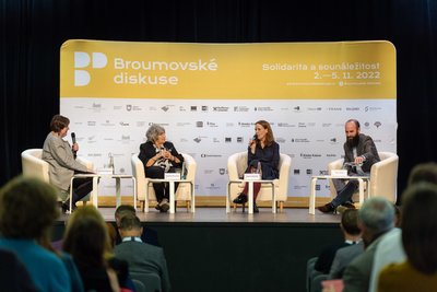 9-broumovske-diskuse-2-panel-foto-michal-bares-27.jpg